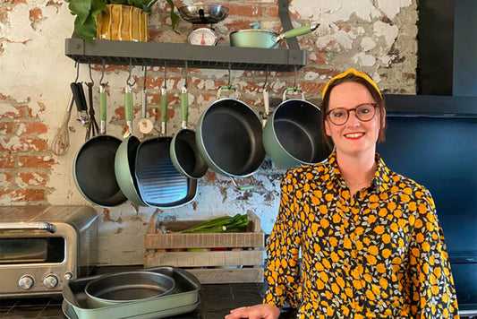 Familie over de kook test de Primcook Smeralda pannencollectie
